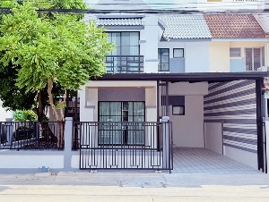 หมู่บ้านพูนสินธานี 3 เคหะร่มเกล้า 64 บ้านหลังมุม รีโนเวทใหม่ทั้งหลัง เฟอร์ฯครบ ตกแต่งพร้อมอยู่