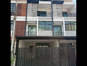 ขายทาวน์โฮม 3 ชั้น ซิกเนเจอร์ ถนนวัชรพล ทำเลดีเยี่ยม ใกล้ทางด่วน เนื้อที่ 17 ตรว 3นอน 3น้ำ บ้านหันทิศเหนือ