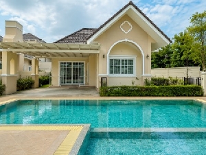 พร้อมแอร์  2 น้ำ สไตล์ทัสคานี  บ้านเดี่ยวชั้นเดียว 2 นอน ใกล้โรบินสัน บ้านฉาง 900 ม.ทำเลบ้านฉาง ติดถนนสุขุมวิท และสิ่งอำนวยความสะดวกครบครัน