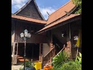 ขายที่ดินพร้อมบ้านเรือนไทย หางดง เชียงใหม่ 6 ไร่ ติดถนนไฮเวย์2001 พร้อมกิจการร้านลานนาไทยแอนติคส์