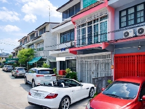 โฮมออฟฟิศ 3 ชั้น 3 ห้องนอน 3 ห้องน้ำ ใกล้เซ็นทรัล พระราม 3 เพียง 1.4 กม. ใกล้ตลาดรุ่งเจริญ 700 ม.จุดขึ้นลงทางด่วนเฉลิมมหานคร 900 ม.