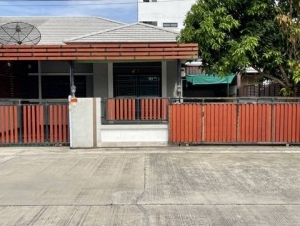 บ้านแฝดรีโนเวทใหม่อมตะพานทองชลยุรี หมู่บ้านปาณรดา หนองตำลึง ชลบุรี  พื้นที่ 45 ตร.ว.  3 ห้องนอน 1 ห้องน้ำ