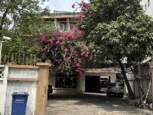 ขายบ้านพร้อมที่ดิน 251 ตรว. ทำเลศูนย์กลางกรุงเทพ ถนนทรัพย์ ย่านสุรวงศ์ สีลม สามย่าน ใกล้สามย่านมิตรทาวน์