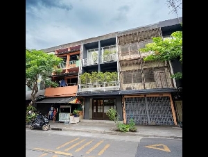 ให้เช่าตึกแถว 3 ชั้น 150 ตรม. เฟอร์นิเจอร์พร้อมอยู่ ตรงข้ามคอนโด The Lofts เย็นอากาศ