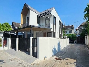 ขายบ้านเดี่ยว 2 ชั้นหลังมุม 42 ตรว. 3 ห้องนอน รีโนเวทใหม่ ถนนสุขุมวิท 60/1 ใกล้ BTS บางจาก 700 เมตร