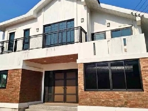 ให้เช่าบ้านเดี่ยว เหมาะทั้งอยู่อาศัยและทำเป็นสำนักงาน  ซอยสันติสุข ถนนพิชัย เขตดุสิต    เนื้อที่ 200 ตร.วา