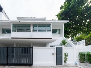 T26-334  ขาย ทาวน์เฮ้าส์ - ใกล้กับ ใกล้โรงเรียนนานาชาติ NIST ใกล้ BTS อโศก 48 ตารางวา กรุงเทพ ห้องนอน 4 ห้อง ห้องน้ำ 6 ห้อง