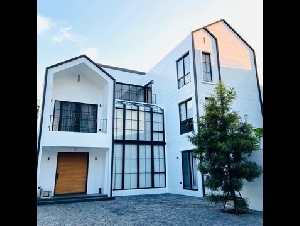 ขายบ้าน3ชั้น ย่านคลองสาน ใกล้BTS วงเวียนใหญ่   เดินเพียง 1 นาที  ใกล้ ICONSIAM  เนื้อที่ 125 ตารางวา   6 ห้องนอน  7 ห้องน้ำ ซ. กรุงธนบุรี 4 