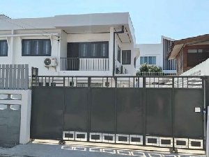 ให้เช่าบ้านเดี่ยวใกล้ ตลาดเช้ารวมโชค ถนนโชคชัย4 ซอย56 แยก3  ใกล้ เซ็นทรัล อีสวิวล์