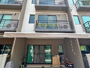 ให้เช่าทาวน์โฮม 3ชั้น ตกแต่งพร้อมอยู่ โครงการ บ้านกลางเมือง พหลฯ-รามอินทรา ทำเลอยู่ถนนเทพรักษ์ หน้าบ้านหันทิศเหนือ