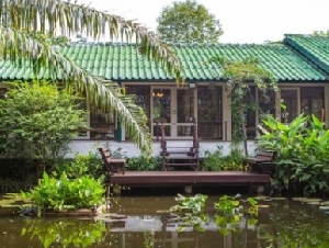 ขายบ้านสวนริมสระบัว พร้อมที่ดิน 2ไร่กว่า เฟอร์ครบพร้อมเข้าอยู่ อากาศดี ร่มรื่น โซนไทรน้อย นนทบุรี
