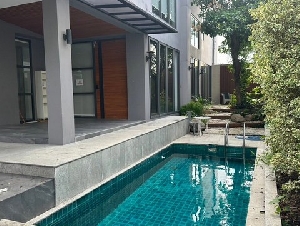 ขายบ้านเดี่ยวหรู 3 ชั้นหลังใหญ่ สไตล์โมเดิร์น สุุขุมวิท 71 ปรีดีพนมยงค์ 26 พร้อมสระว่ายน้ำส่วนตัว ใกล้ทองหล่อ และเอกมัย