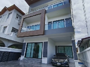 ให้เช่าบ้านเดี่ยว 3 ชั้น 50 ตรว. พื้นที่ใช้สอย 330 ตรม.4  ห้องนอน 6 ห้องน้ำ1 ห้องแม่บ้าน สุขุมวิท 65