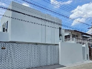 ขายบ้านเดี่ยว 2 ชั้น 50 ตร.ว. ถนนโชคชัย 4 Modern Private บ้านรีโนเวทใหม่