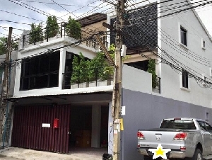 ให้เช่าทาวเฮ้าส์ 3 ชั้น 350 ตร.ม. สุขุมวิท 63 (ตรงข้ามเอกมัยซอย 4) ตกแต่งพร้อมเข้าอยู่ ใกล้ BTS เอกมัย
