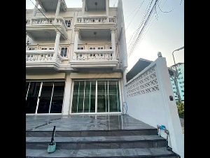 ให้เช่าทาวน์เฮ้าส์ 3 ชั้น 250 ตรม. ย่านรัชดา ห้วยขวาง ซอยประชาราษฎร์บำเพ็ญ9 ใกล้ Mrt ห้วยขวาง 700 เมตร