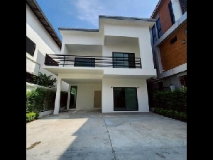 HR 10316 ให้เช่า ขายบ้านสร้างใหม่ สุขุมวิท 93 ซอยพึ่งมี  ที่จอดรถ 3 คัน เหมาะสำหรับอยู่อาศัย หรือทำเป็นโฮมออฟฟิศ
